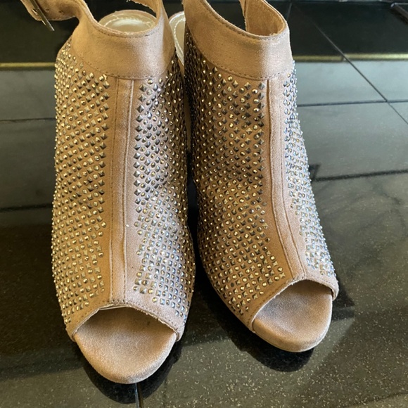 Jennifer Lopez Sasha Blush Heels with studs - Picture 2 of 15